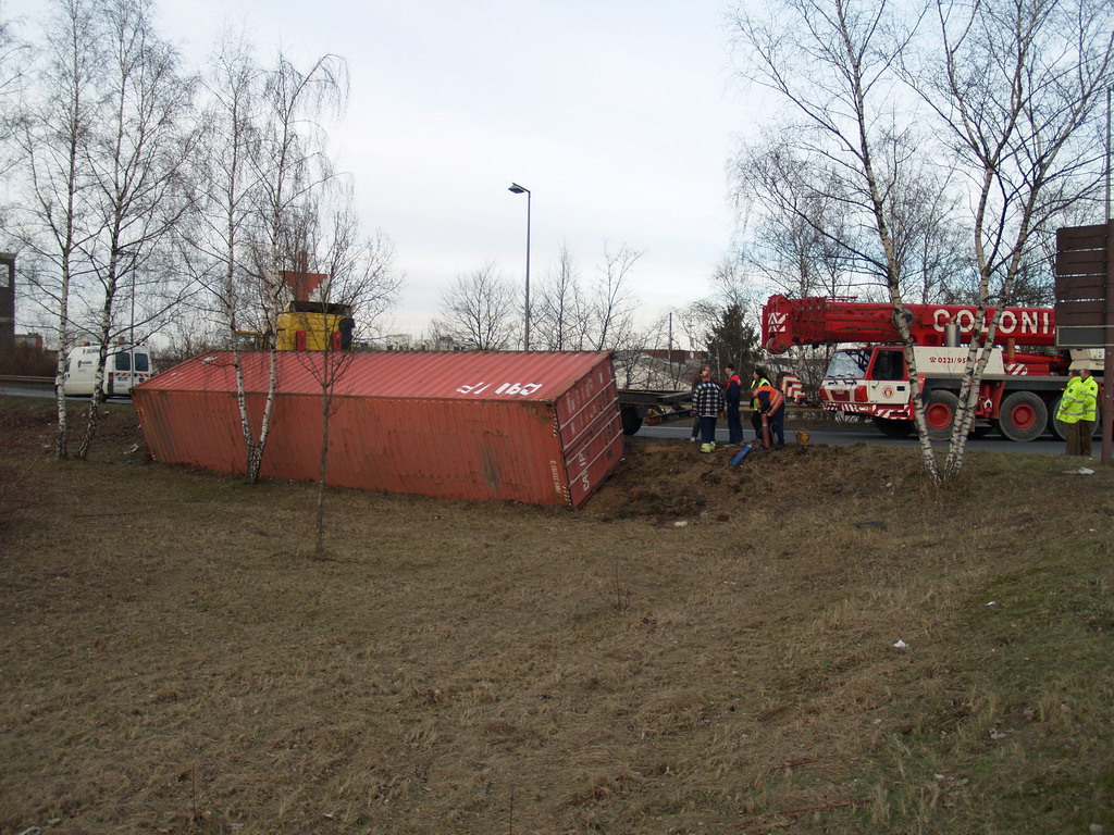 LKW verliert Container Koeln Niehler Ei P079.JPG